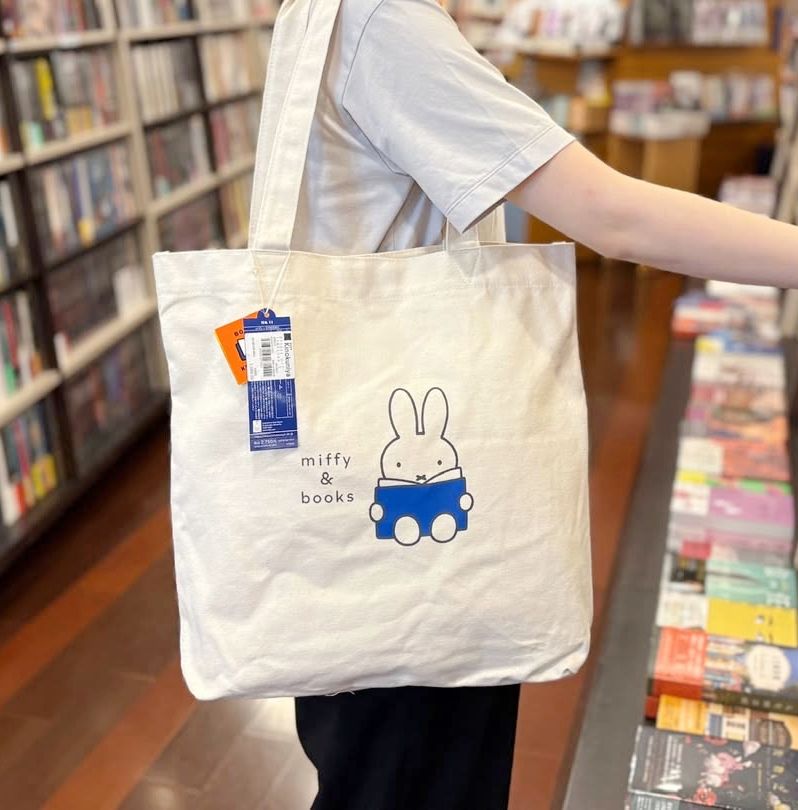 紀伊國屋書店跟米飛兔聯名了！超可愛「書店店員米飛兔玩偶、閱讀中米飛兔托特包」全都想帶回家！-7