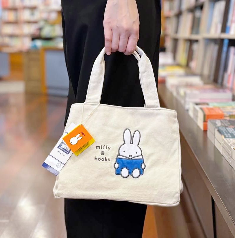 紀伊國屋書店跟米飛兔聯名了！超可愛「書店店員米飛兔玩偶、閱讀中米飛兔托特包」全都想帶回家！-8