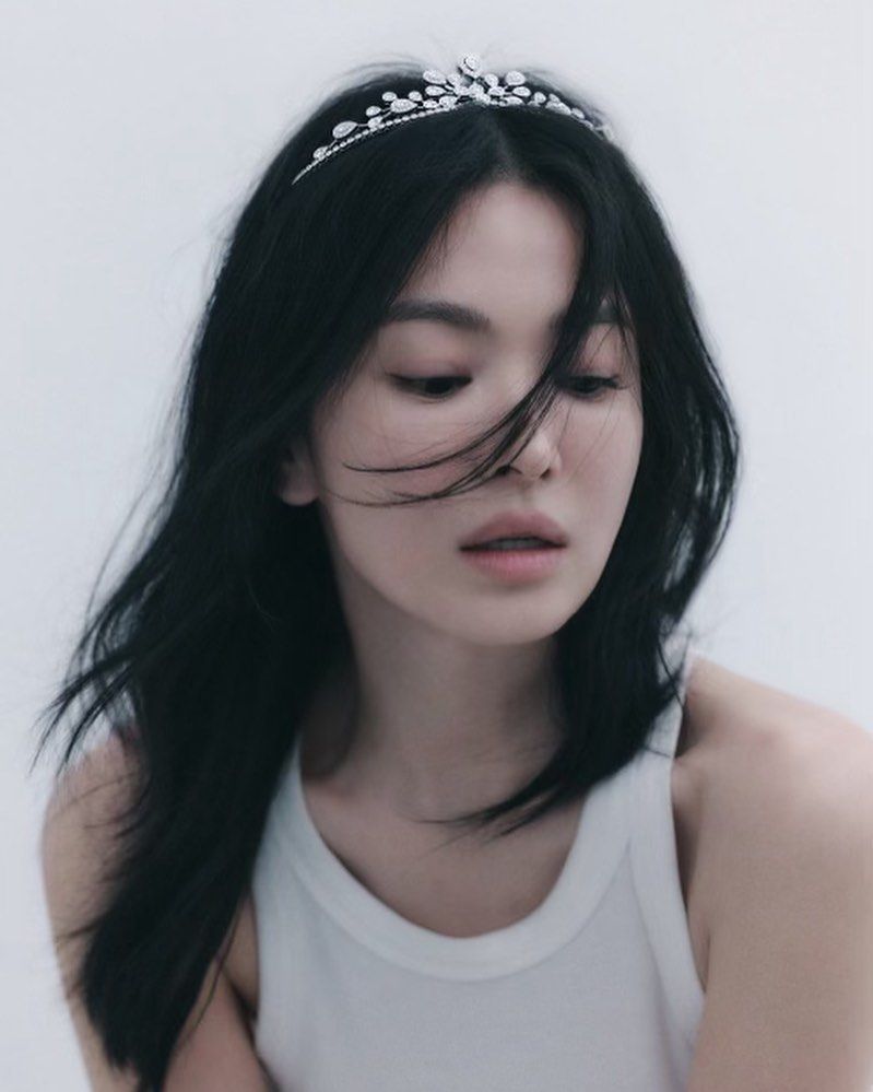 十年如一日的美貌！韓國凍齡女神宋慧喬，被歲月忘記的少女發光肌，不上妝也要做這件事！-6