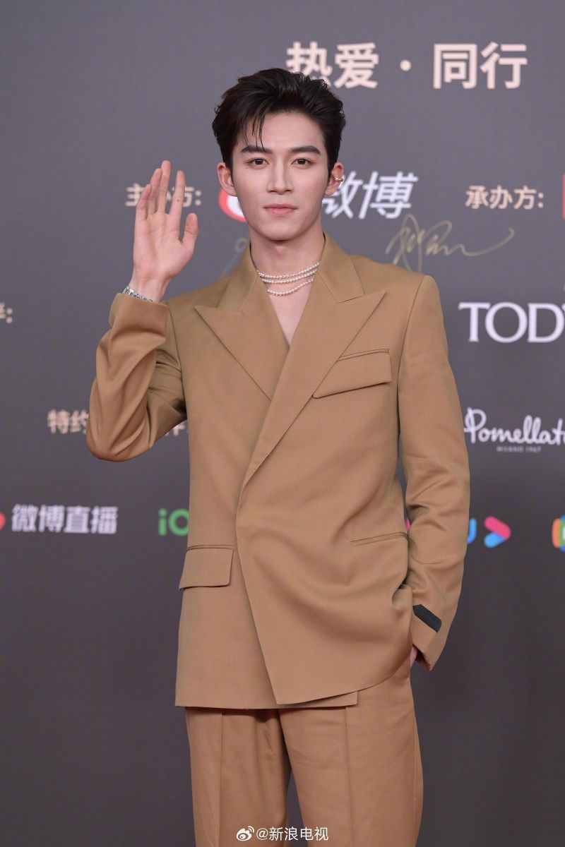 2023微博視界大會紅毯男神降臨！檀健次、成毅顏值霸屏，《當我飛奔向你》高冷王子周翊然也現身！-4