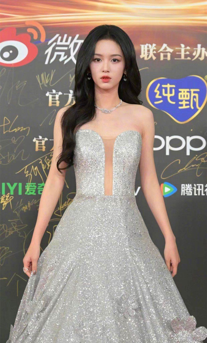 2023微博之夜出席女星紅毯造型直擊！95小花趙露思斑點裝超吸睛，古力娜扎cos選美小姐，白鹿獲全網好評！-24