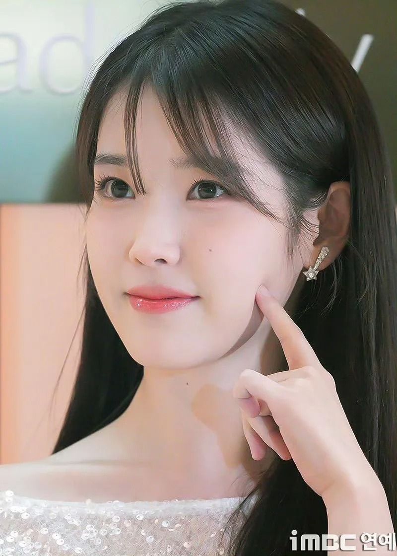 IU現身雅詩蘭黛快閃店！世界巡演剛結束，一點疲態都沒有，這膚質好像濾鏡開到滿！-21