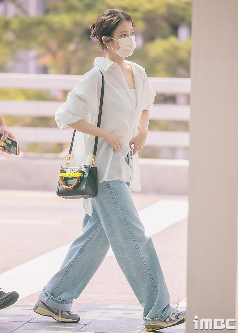 十年如一日的美貌！宋慧喬、IU機場都穿「白襯衫+牛仔褲」網嘆：氣質大過衣服！-2