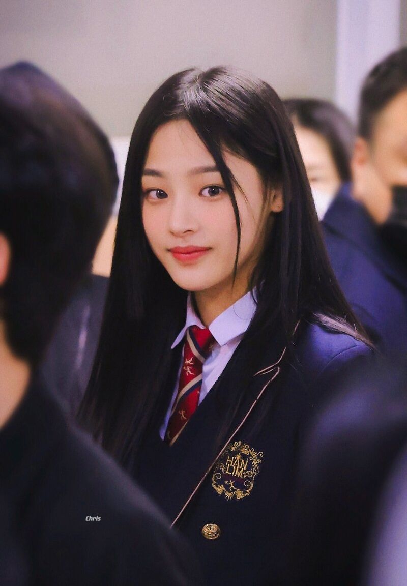 韓網熱議6位女團成員高顏值畢業照！Sullyoon、子瑜校花等級，張員瑛評價超兩極，完全沒有黑歷史的最美高中生是她！-9