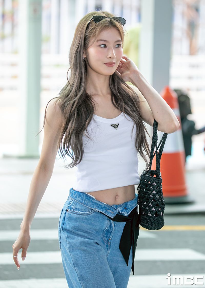 TWICE Sana機場生圖，結實川字腹肌＋九頭身大長腿！曾胖到69kg現變身「人間PRADA」！-13
