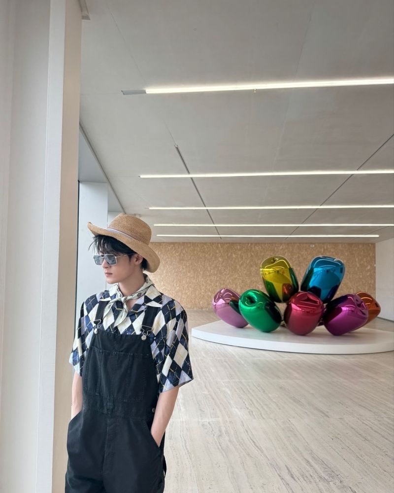 檀健次卯足全力營業！PRADA大秀「連換4套衣服」大長腿、側臉帥到撼動米蘭！-11