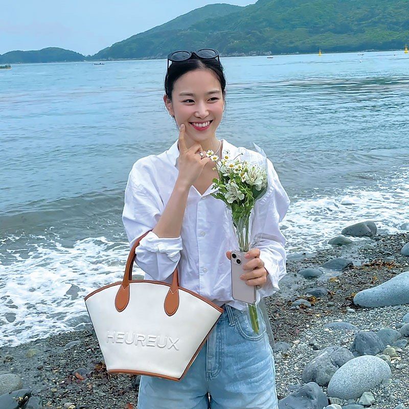 夏天超實用！「白襯衫穿搭圖鑑」張員瑛、Jennie這樣搭牛仔褲，瞬間擺脫普感！-5