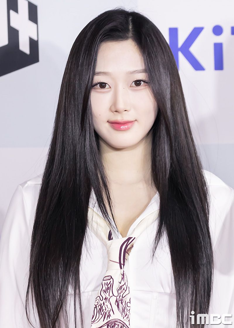 韓網熱議6位擁有「主播相」的女偶像！海嫄、安俞真都上榜，Minji穿正裝看起來超專業-11