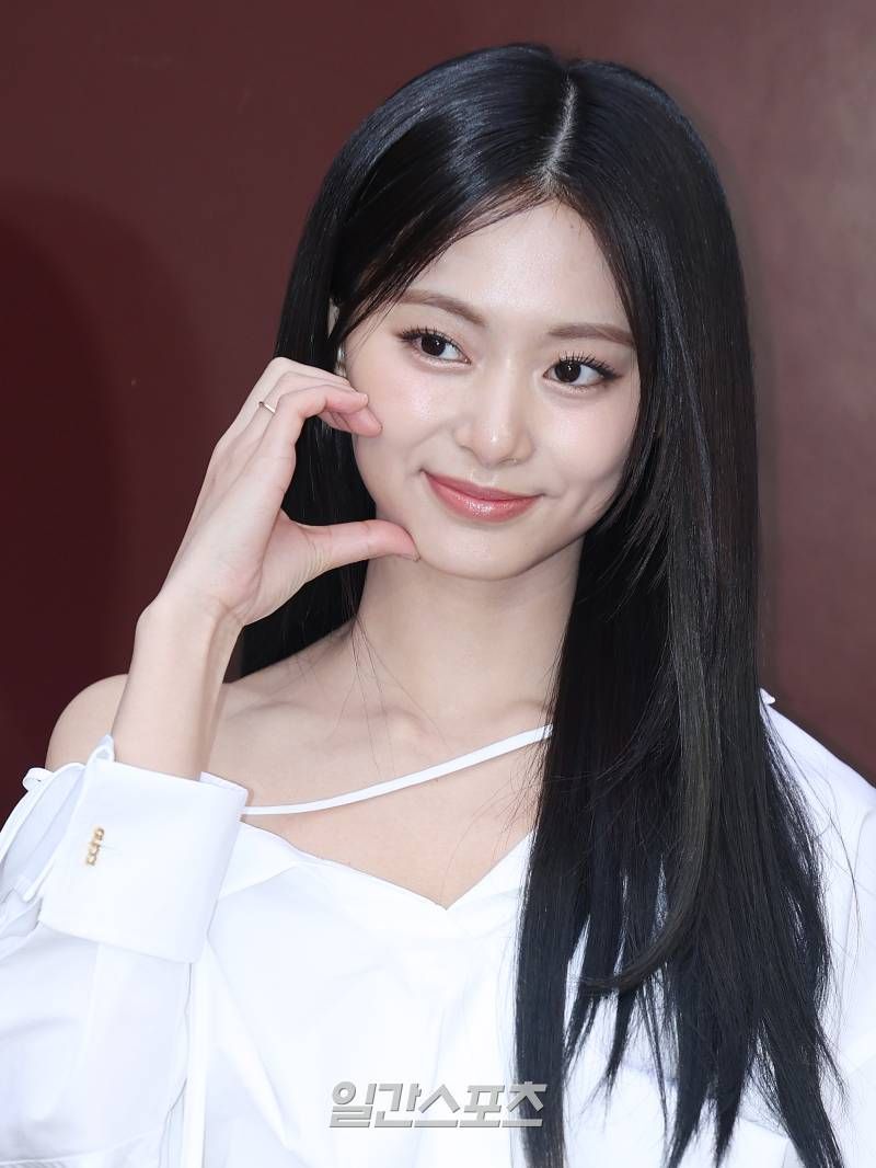 韓網熱議6位最美「酒窩女神」KPOP偶像！薇娟單邊酒窩超甜美，子瑜獲「微笑天使」稱號！-5