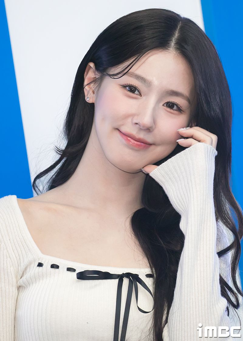 韓網熱議6位最美「酒窩女神」KPOP偶像！薇娟單邊酒窩超甜美，子瑜獲「微笑天使」稱號！-7