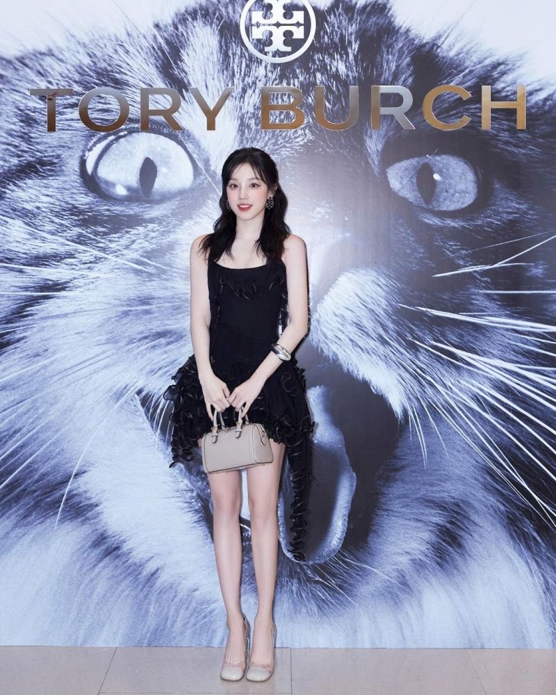 這是(G)I-DLE雨琦嗎？！AI美顏臉揹Tory Burch包、鉛筆腿細到看不見！-6