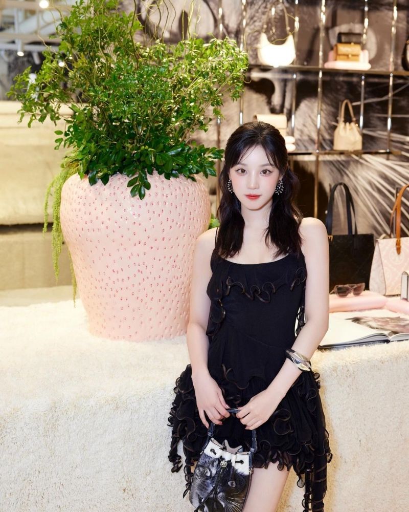 這是(G)I-DLE雨琦嗎？！AI美顏臉揹Tory Burch包、鉛筆腿細到看不見！-12