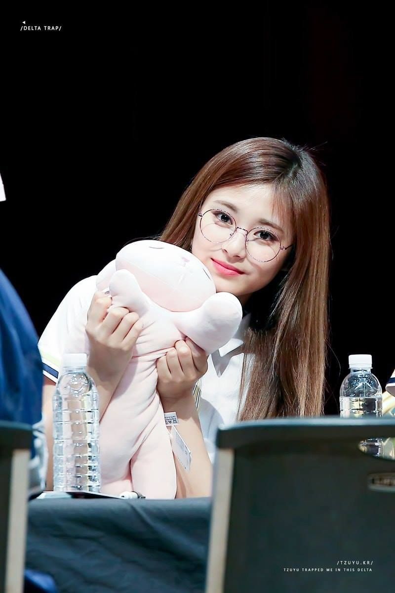 韓網票選最美「眼鏡女神」TOP7！子瑜、Winter知性美爆發，安俞真根本就是學霸！-15