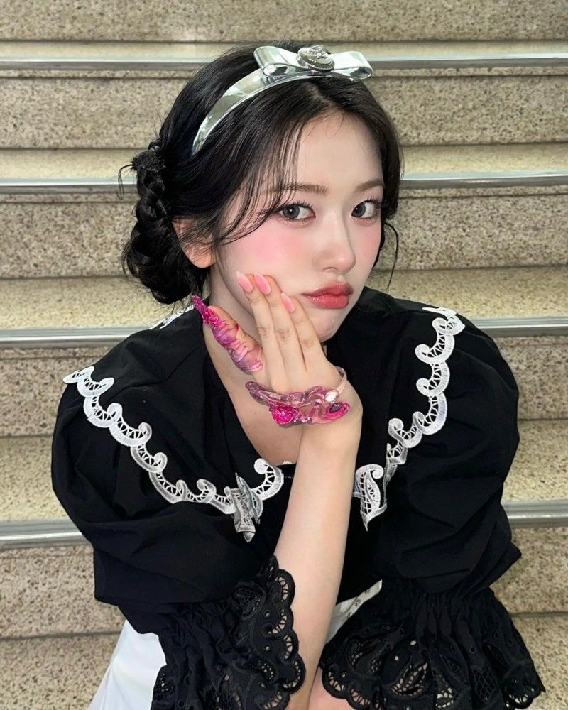 韓網公認最適合髮帶造型的KPOP女偶像！Winter帥氣學姐封神，玟池、安俞真甜酷風格兼具！-5