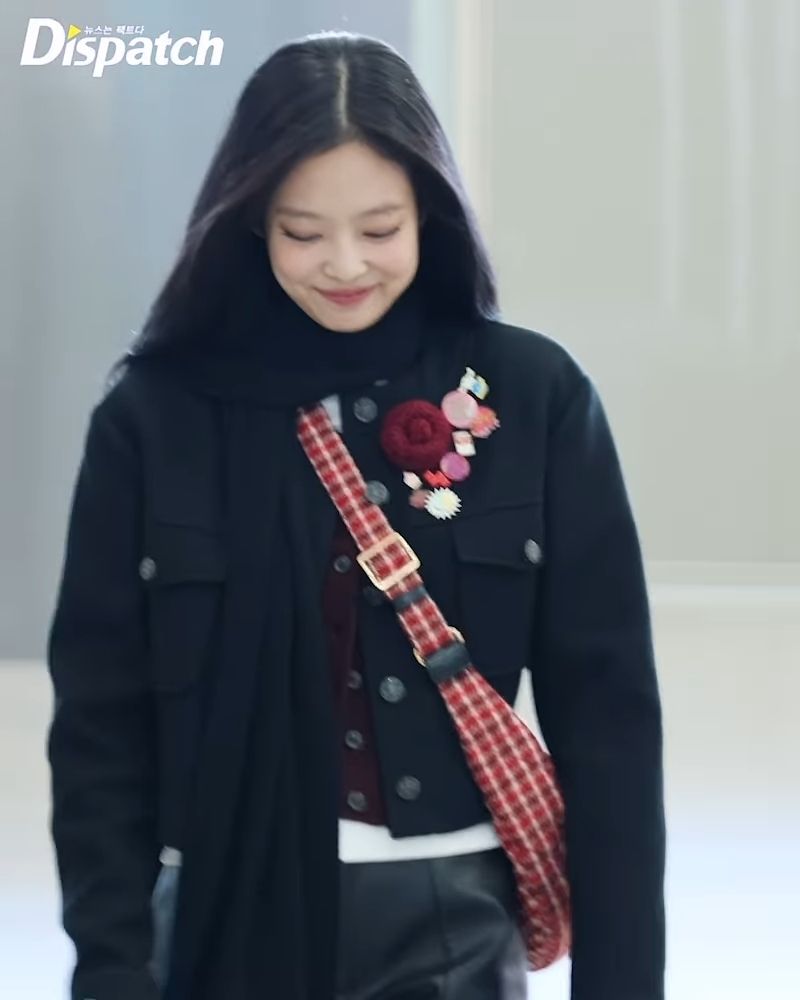 人間香奈兒Jennie出發巴黎時裝周！「乖巧千金風」鉛筆腿、小貓甜笑全場融化！-5