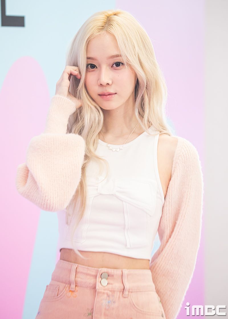 盤點7位最具純情漫畫感的韓國女偶像！Sullyoon、Jisoo獲封初戀臉，Winter撞臉這位人氣動漫角色！-6