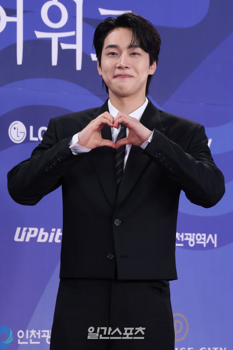 洗眼睛了！2025《青龍系列大獎》紅毯男神集合！朴寶劍、李濬榮雙王子降臨，狂比愛心可愛爆擊！-3
