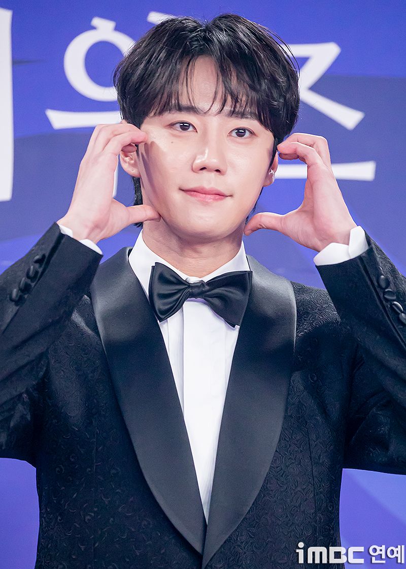洗眼睛了！2025《青龍系列大獎》紅毯男神集合！朴寶劍、李濬榮雙王子降臨，狂比愛心可愛爆擊！-9