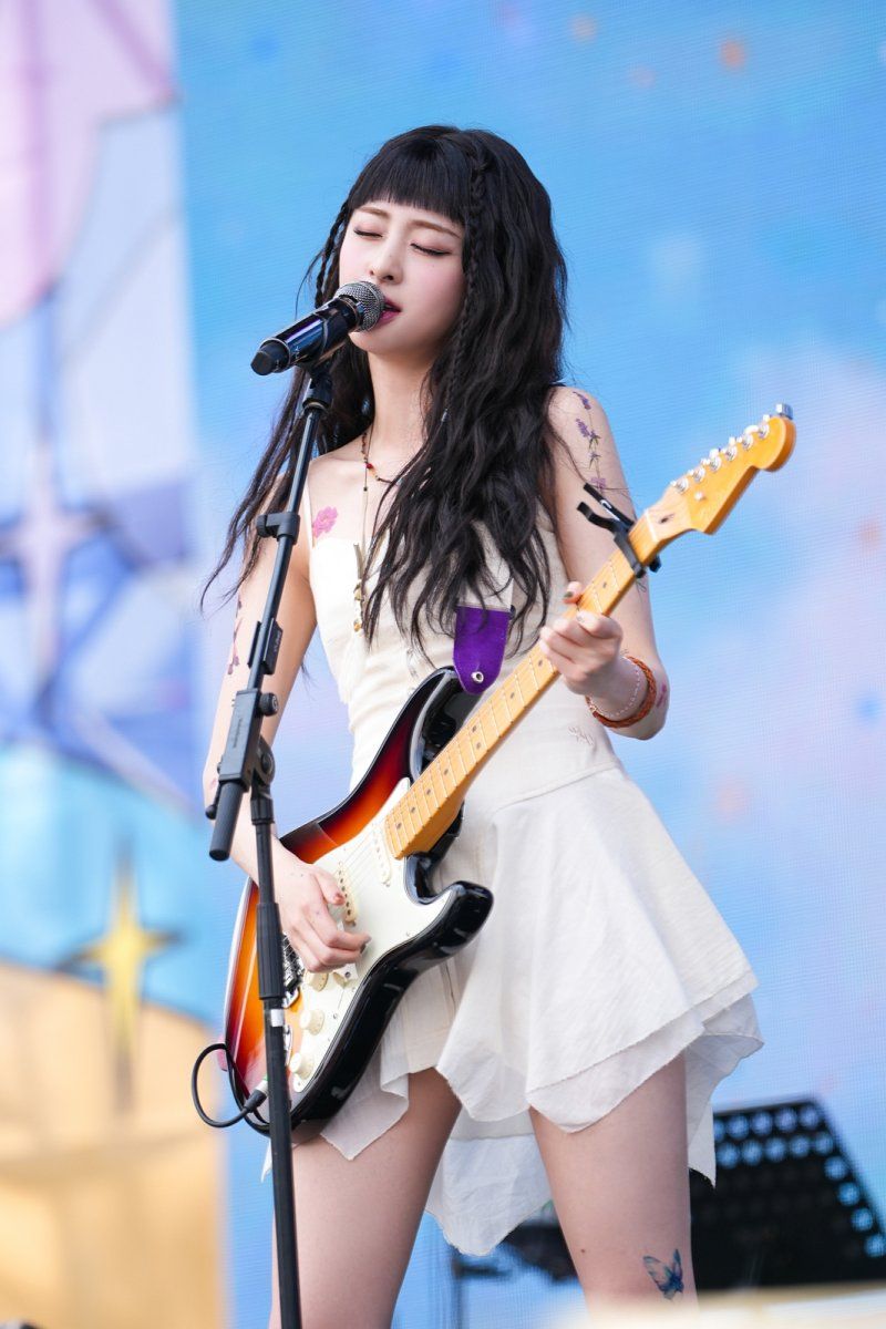 韓網公認6位樂器演奏超強的KPOP女偶像！Rosé、薇娟展現音樂天賦，IU獲封超全能音源女王！-3