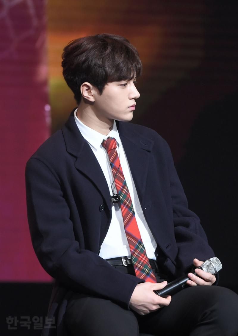 韓網熱議「側臉天花板」KPOP男偶像TOP6！防彈V、珉奎線條完美，車銀優獲封零死角男神！-7