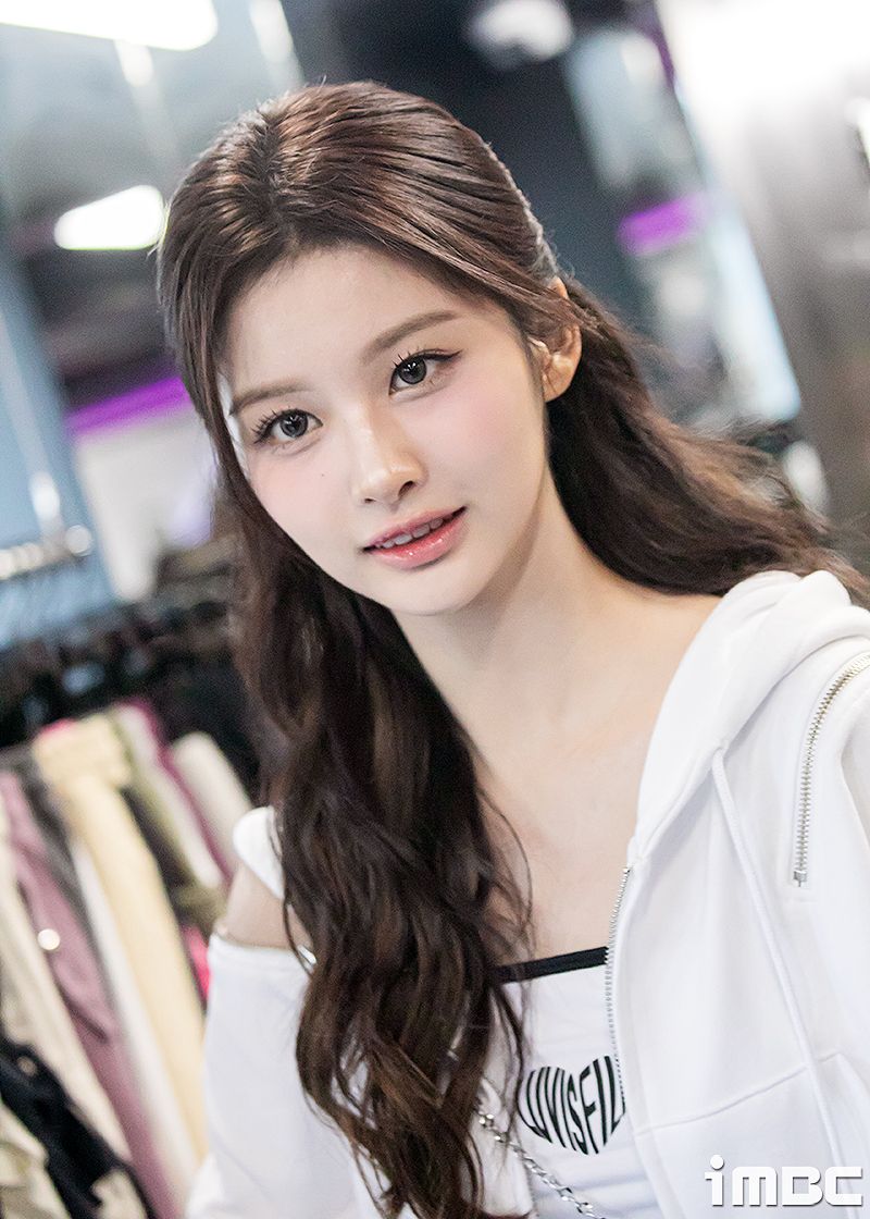 韓網公認6位「真人比鏡頭更美」的KPOP女偶像！Jisoo仙氣爆棚，Karina、張員瑛神顏震撼全網！-8