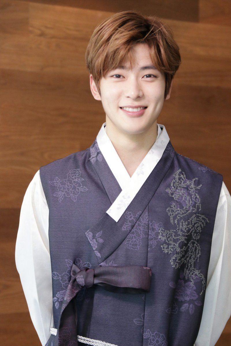 韓網瘋傳6位KPOP偶像「韓服」男神照！Felix顏值震撼全網，TXT然竣、防彈V討論度爆棚！-12