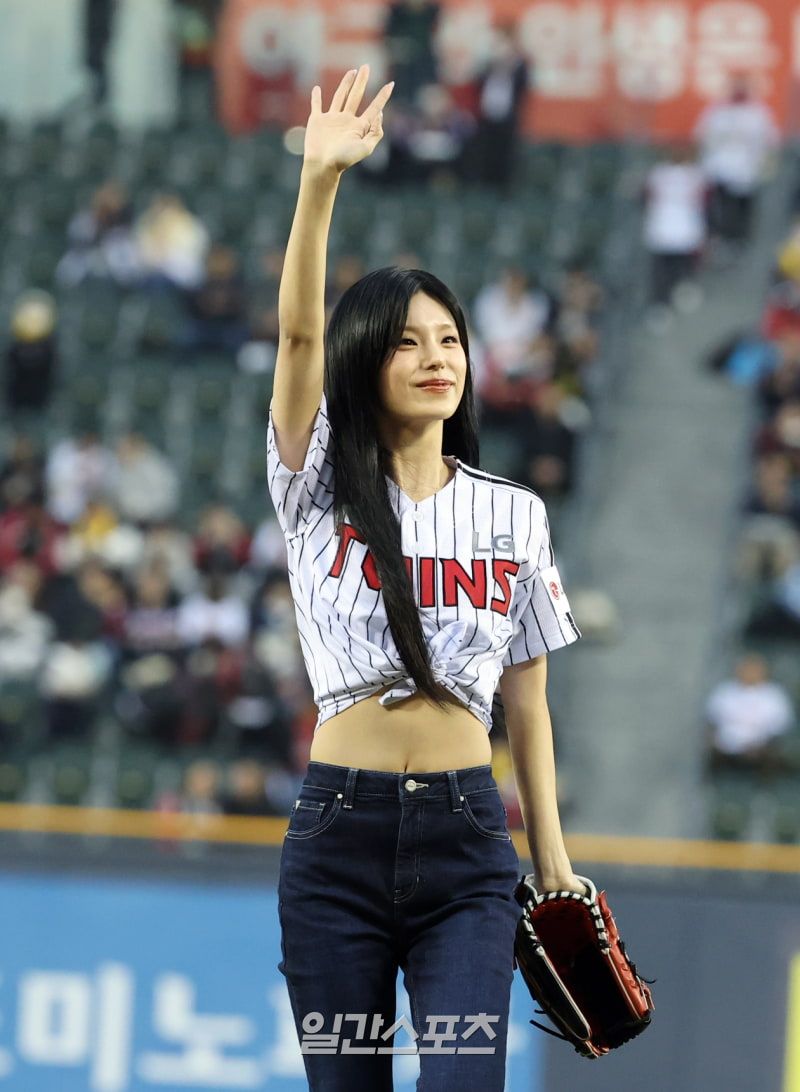 棒球迷認證6位最強「勝利妖精」KPOP偶像！泰亨「勝利V」名副其實，禮志＆薇娟獲「開球女神」稱號！-6