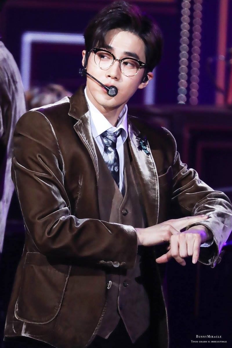 韓網熱議6位最讓人心動的男偶像舞台眼鏡造型！明宰鉉、圓佑性感爆棚，俊昊散發知性危險感！-13