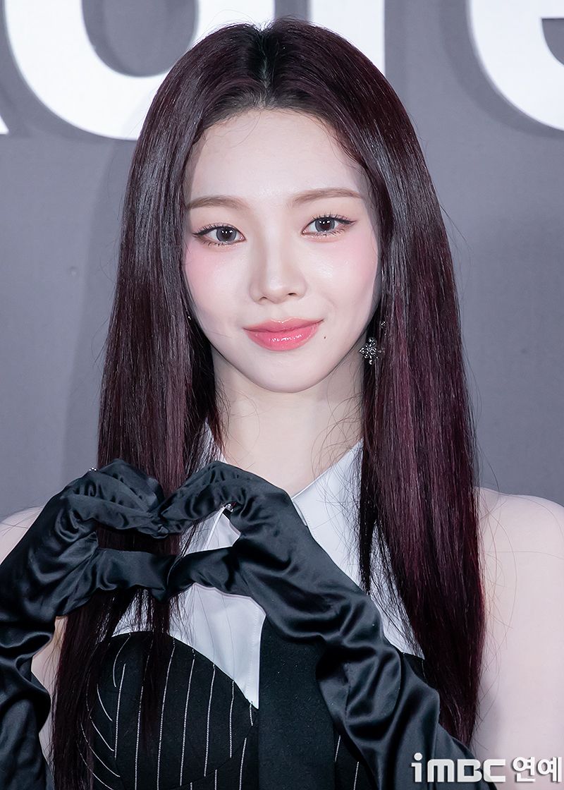 韓網公認6位皮膚超白的KPOP女偶像！舒華白到要用特調粉底，多賢、Karina根本自帶打光板！-11