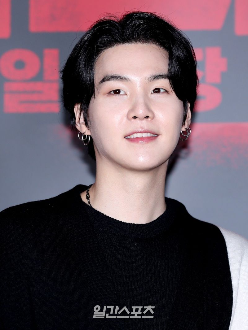 韓網公認6位皮膚超白的KPOP男偶像！WOOZI、在玹白到發光，成訓「冰上王子」人如其名！-8