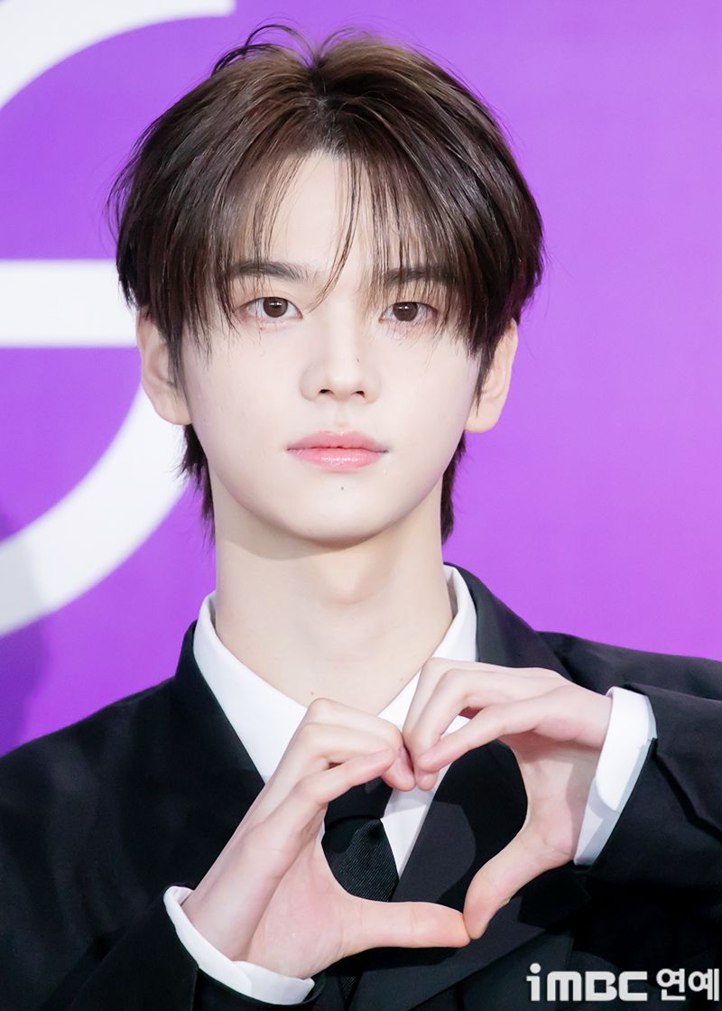 韓網公認7位「單眼皮男神」KPOP偶像！Hoshi倉鼠魅力席捲全球，V、Jin眼神超會放電-11