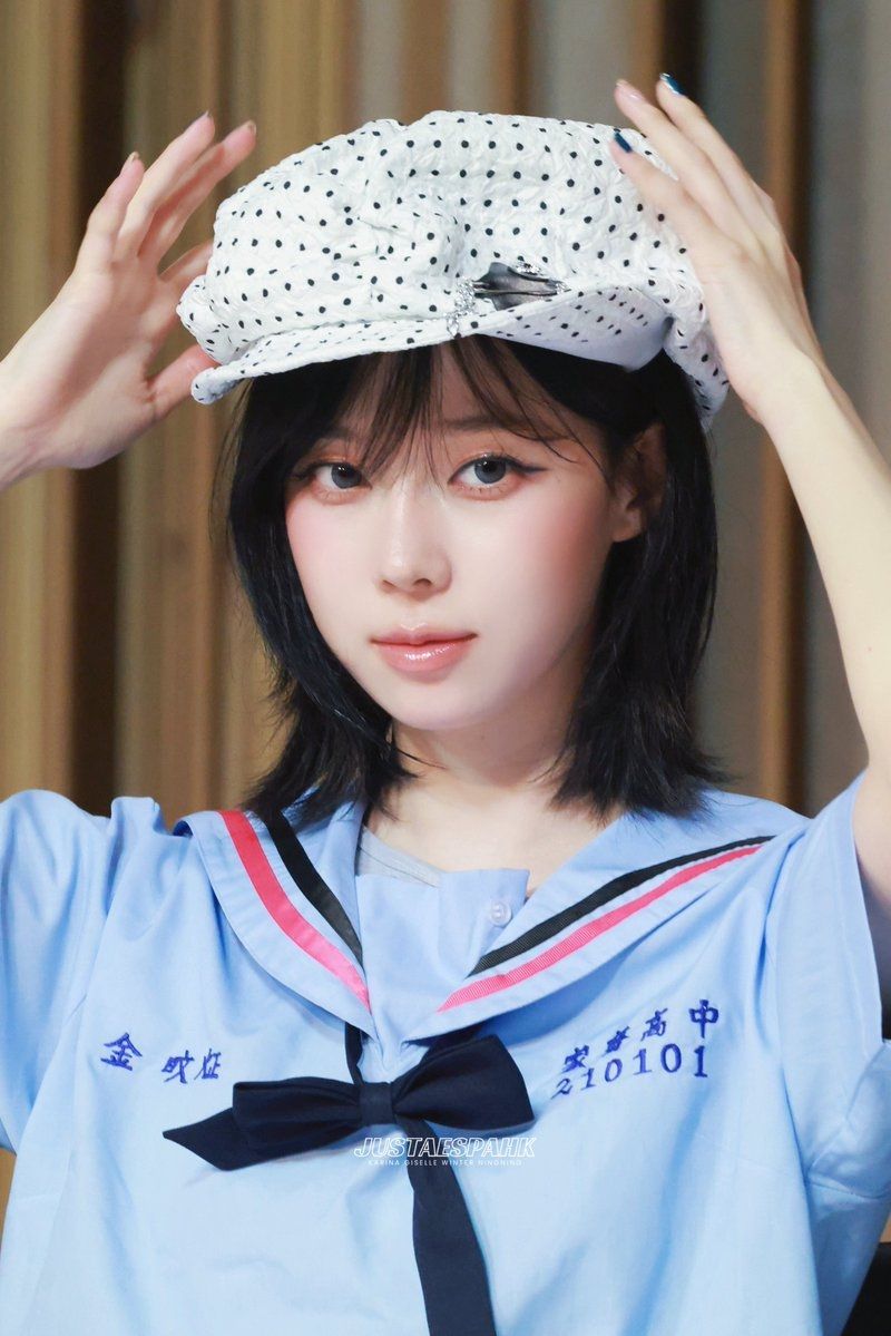 盤點7位KPOP女偶像台灣制服照！Jennie化身《想見你》女主角，Sullyoon、Winter美到上熱搜！-10