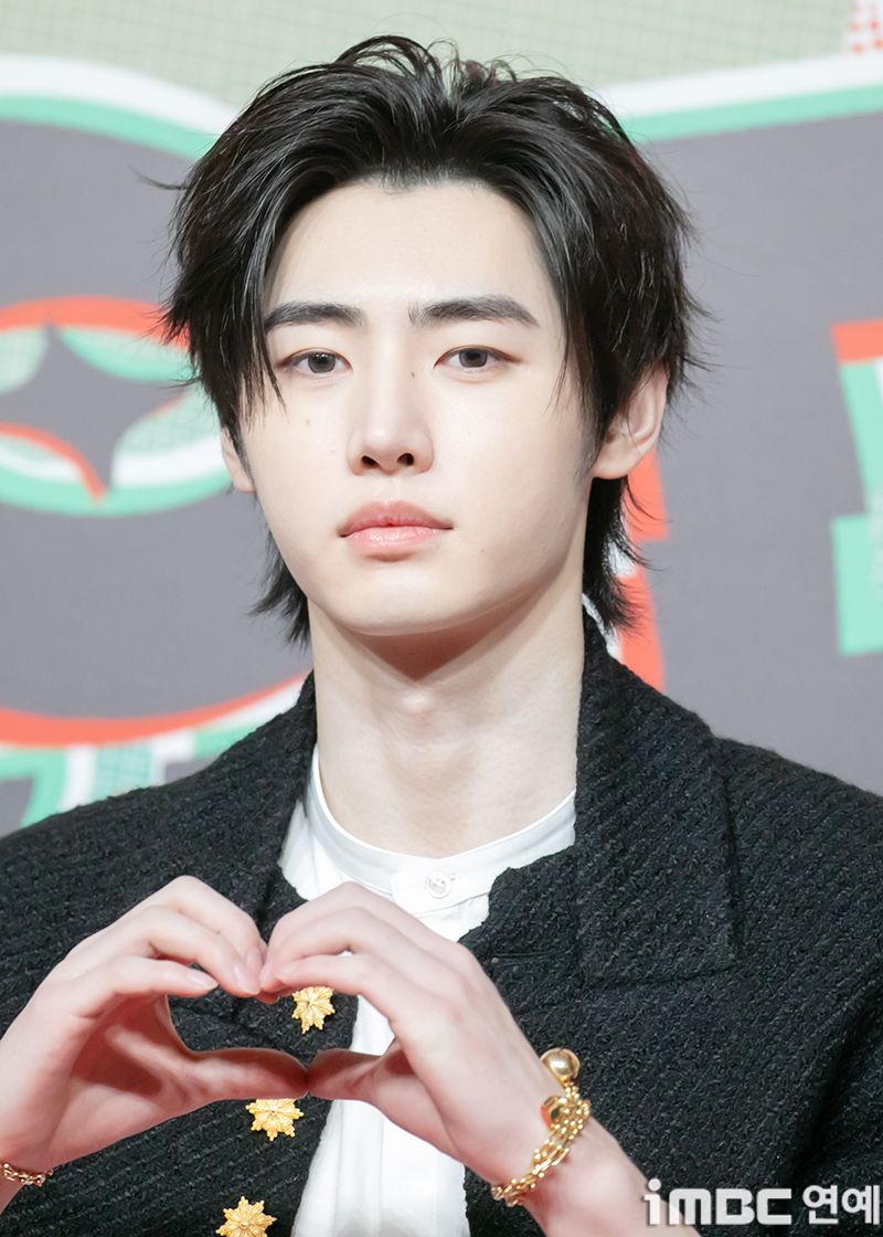 韓網熱議6大KPOP男偶像傳奇紅毯照！成訓、車銀優化身白馬王子，鉉辰平頭亮相震撼全網！-10