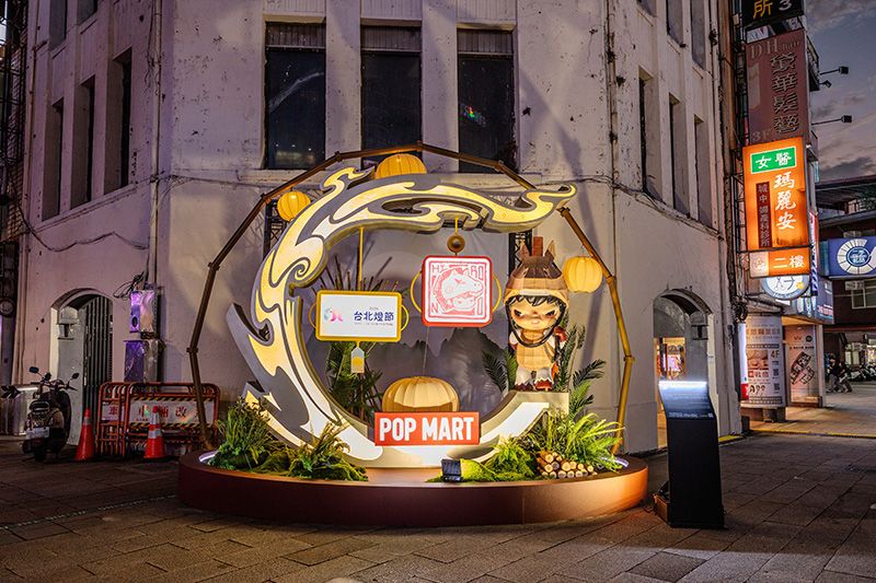 2026台北燈節泡泡瑪特燈區太可愛！「青花瓷星星人、騎小馬LABUBU」5大必拍燈飾一次看！-7