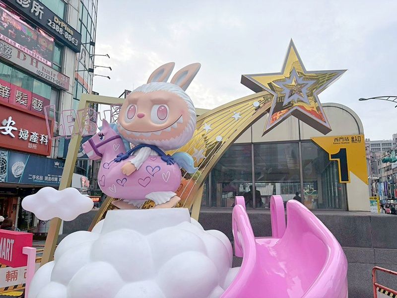 2026台北燈節泡泡瑪特燈區太可愛！「青花瓷星星人、騎小馬LABUBU」5大必拍燈飾一次看！-6