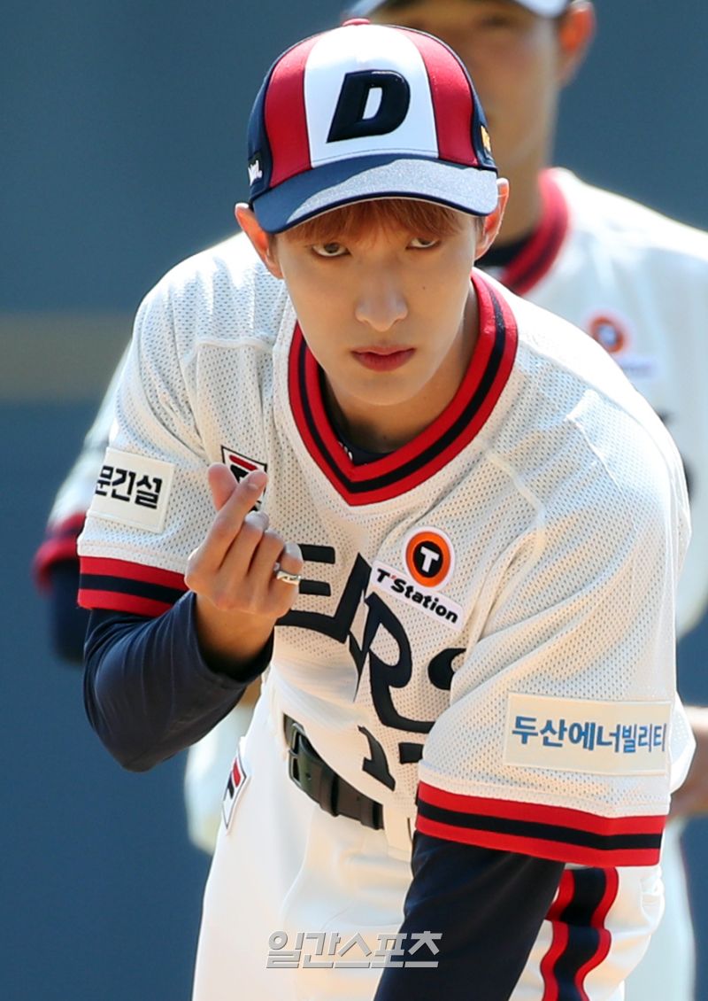 盤點7位「開球男神」KPOP偶像！乾鎬「漫撕男」視覺太養眼，DK、秀彬陽光笑容成名場面-12