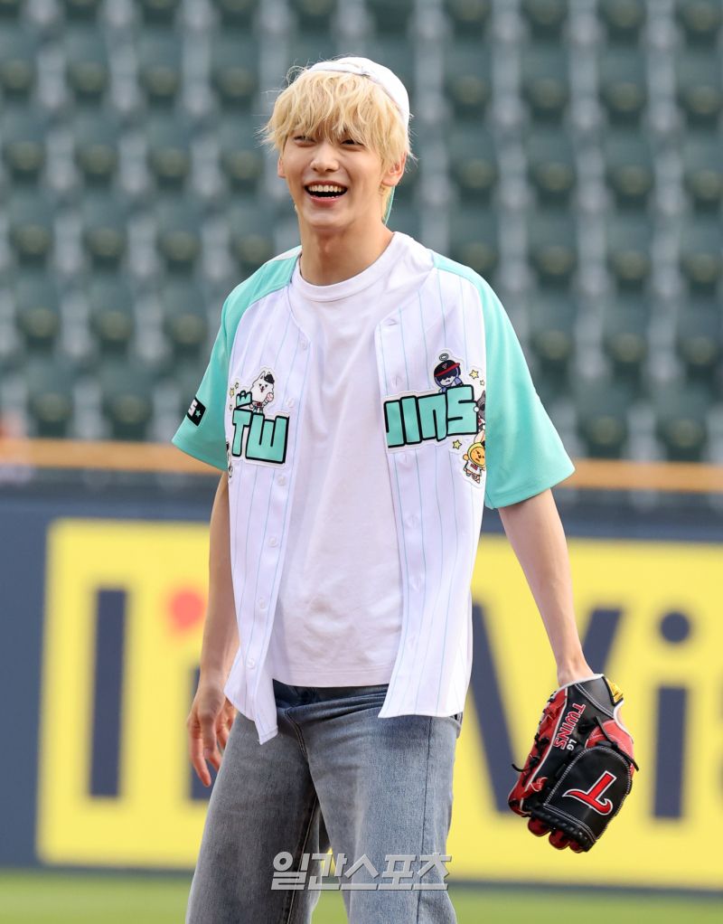 盤點7位「開球男神」KPOP偶像！乾鎬「漫撕男」視覺太養眼，DK、秀彬陽光笑容成名場面-4