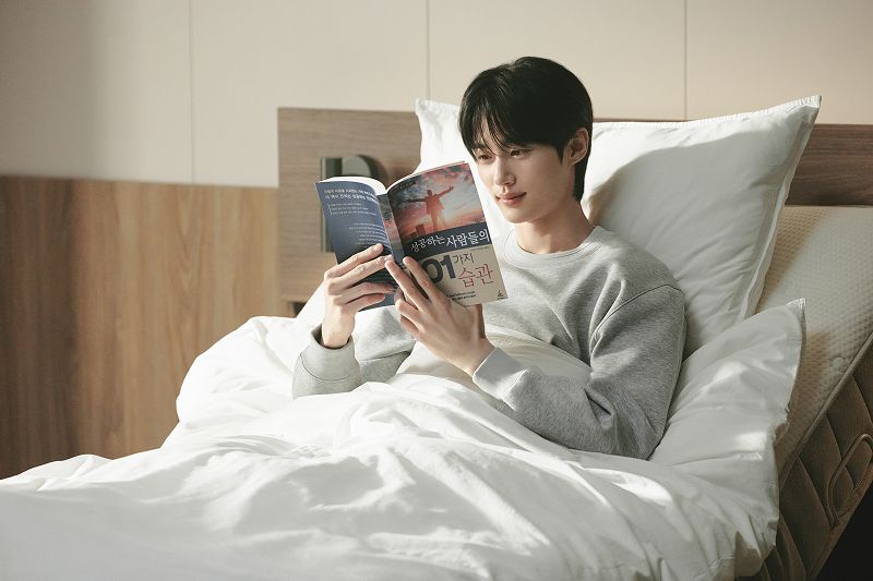 想跟邊邊躺在一起！邊佑錫代言iloom家居最新廣告帥翻天、「升降書桌」同款愛用必買亮點一次看！-5