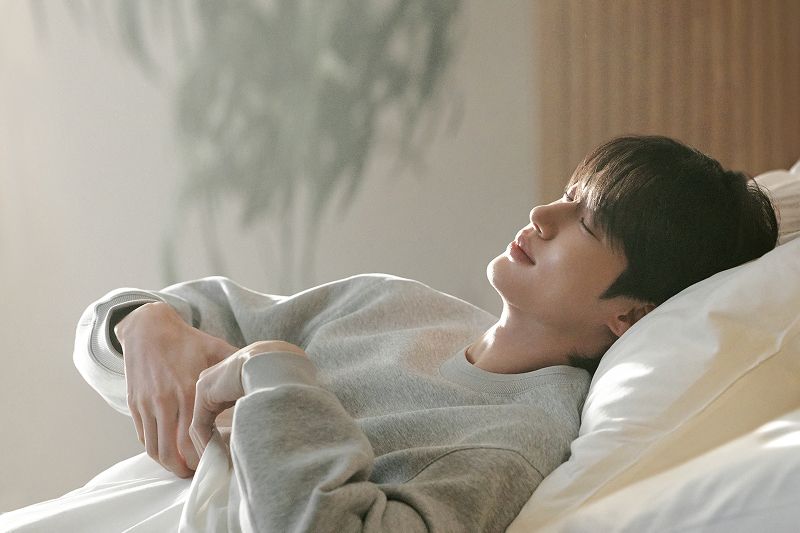 想跟邊邊躺在一起！邊佑錫代言iloom家居最新廣告帥翻天、「升降書桌」同款愛用必買亮點一次看！-7