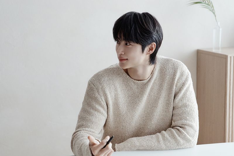 想跟邊邊躺在一起！邊佑錫代言iloom家居最新廣告帥翻天、「升降書桌」同款愛用必買亮點一次看！-6