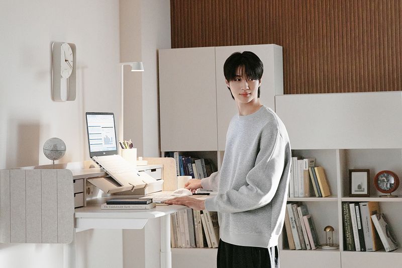 想跟邊邊躺在一起！邊佑錫代言iloom家居最新廣告帥翻天、「升降書桌」同款愛用必買亮點一次看！-8