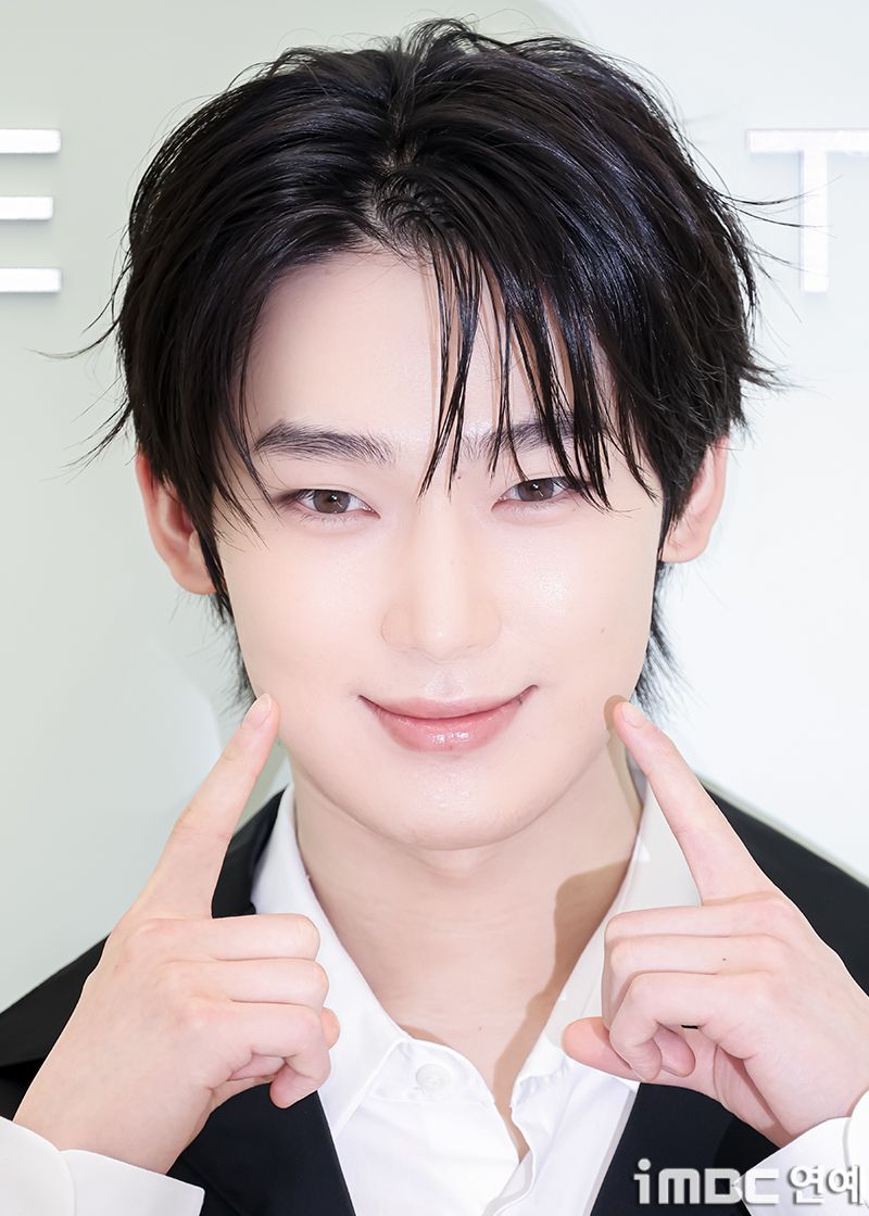 網熱議眼睛最美的KPOP男偶像！V神級眼神全網讚嘆，Joshua、Lee Know電眼魅力太強-12