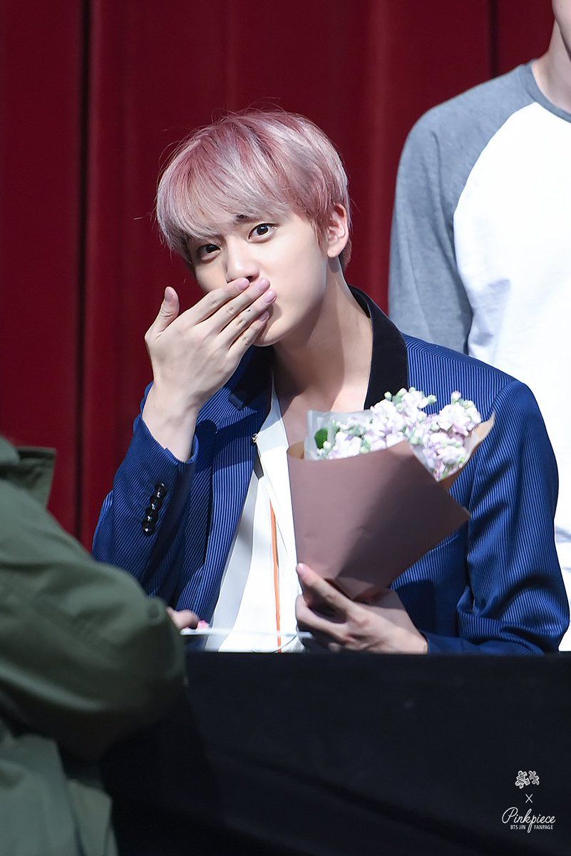 韓網公認6位最會「撩粉」的男偶像！淨漢、明宰鉉親和力爆棚，Jin超暖寵粉舉動惹哭粉絲！-4