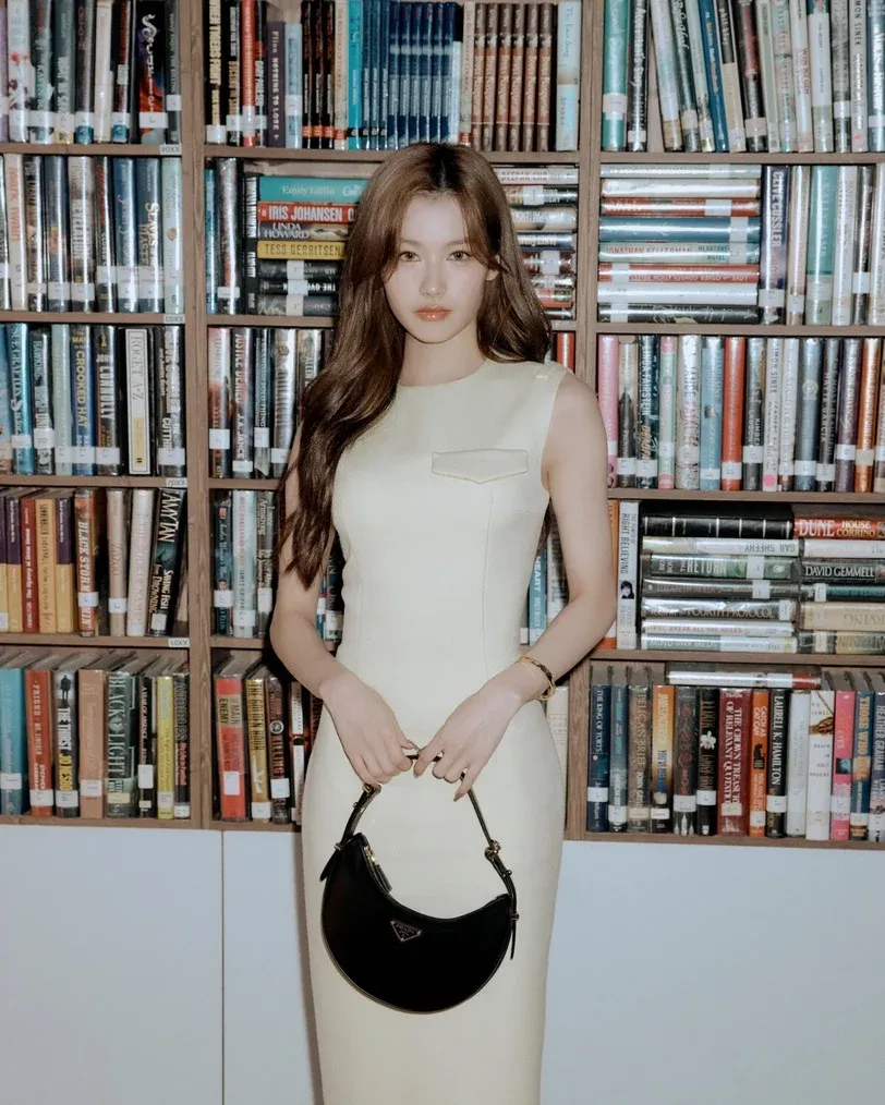 TWICE Sana機場生圖，結實川字腹肌＋九頭身大長腿！曾胖到69kg現變身「人間PRADA」！-16