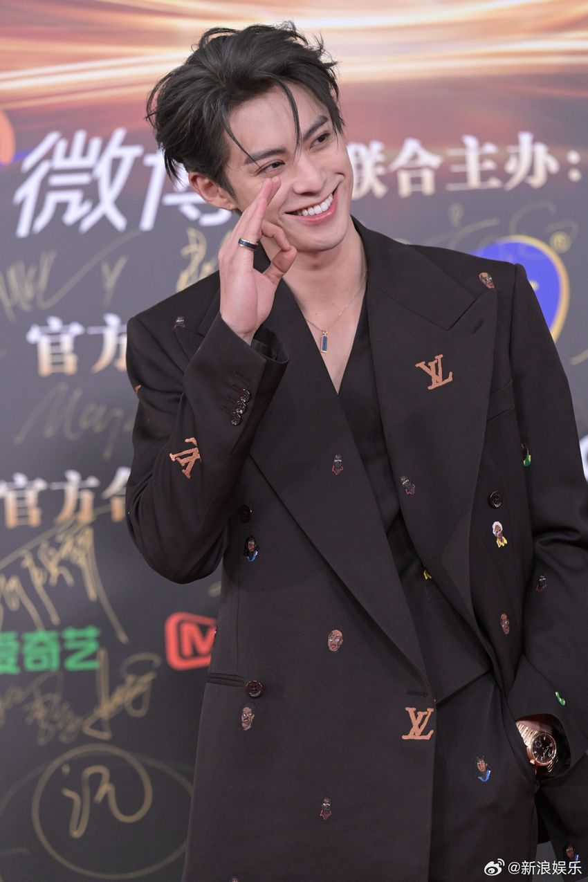 専用‼︎ 2023 微博之夜 現場直筆サイン王鶴棣檀健次映像スクリーンショット付き 2023微博之夜出席男星紅毯造型直擊！「雙帥」王鶴棣&檀健次合體搞笑