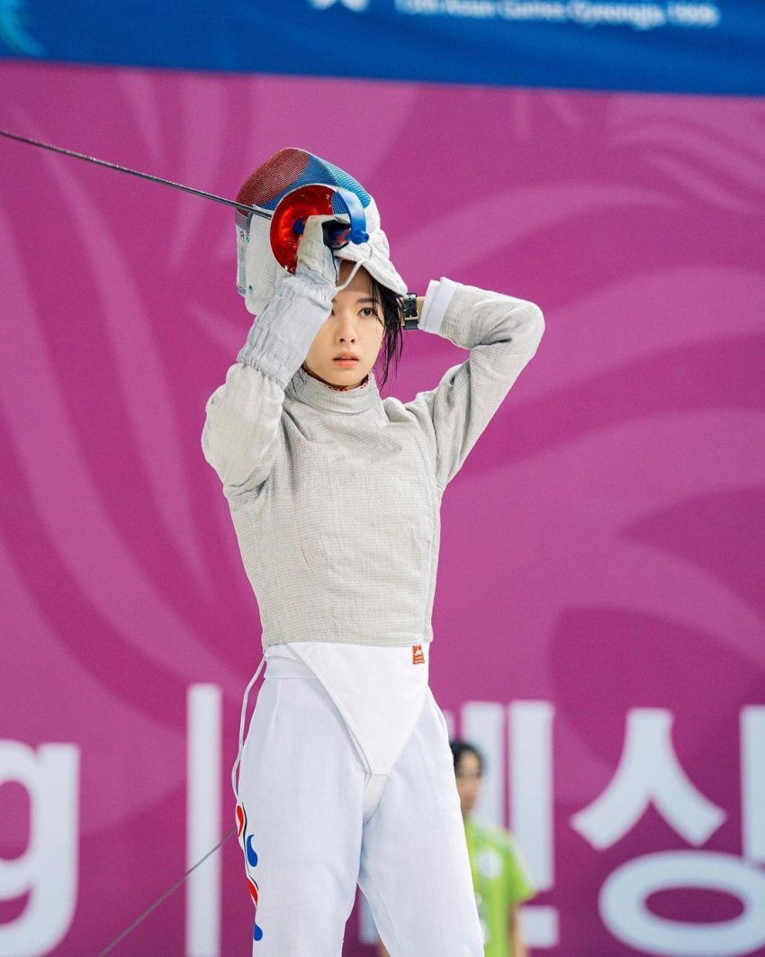 韓網熱議超像奧運選手的韓星！JISOO、金所泫被封最美射擊女神，朴寶劍滿臉傷拳擊奪金，最後一位掀起擊劍熱潮！-15