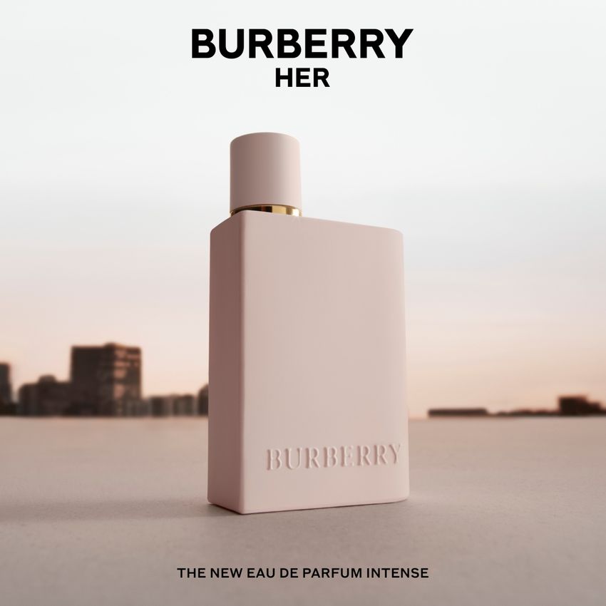 2025全新草莓香水登場！Burberry「Her女性極致淡香精」野草莓、橙花
