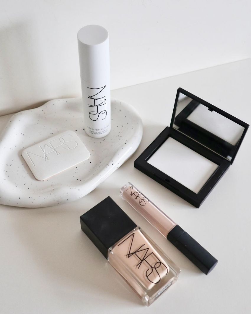 人氣專櫃秋冬底妝六選！YSL粉皮革氣墊、芭比波朗女王粉霜、蘭蔻小白蓋零粉感...，換季必備不暗沉水光粉底！-2