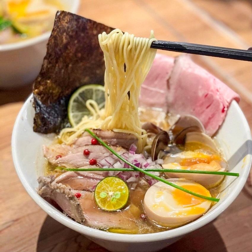 2026台北必吃5間拉麵推薦！一幻拉麵蝦味超濃日妞也愛吃、這間「柑橘蛤蜊鴨白湯拉麵」吃過就回不去！-13