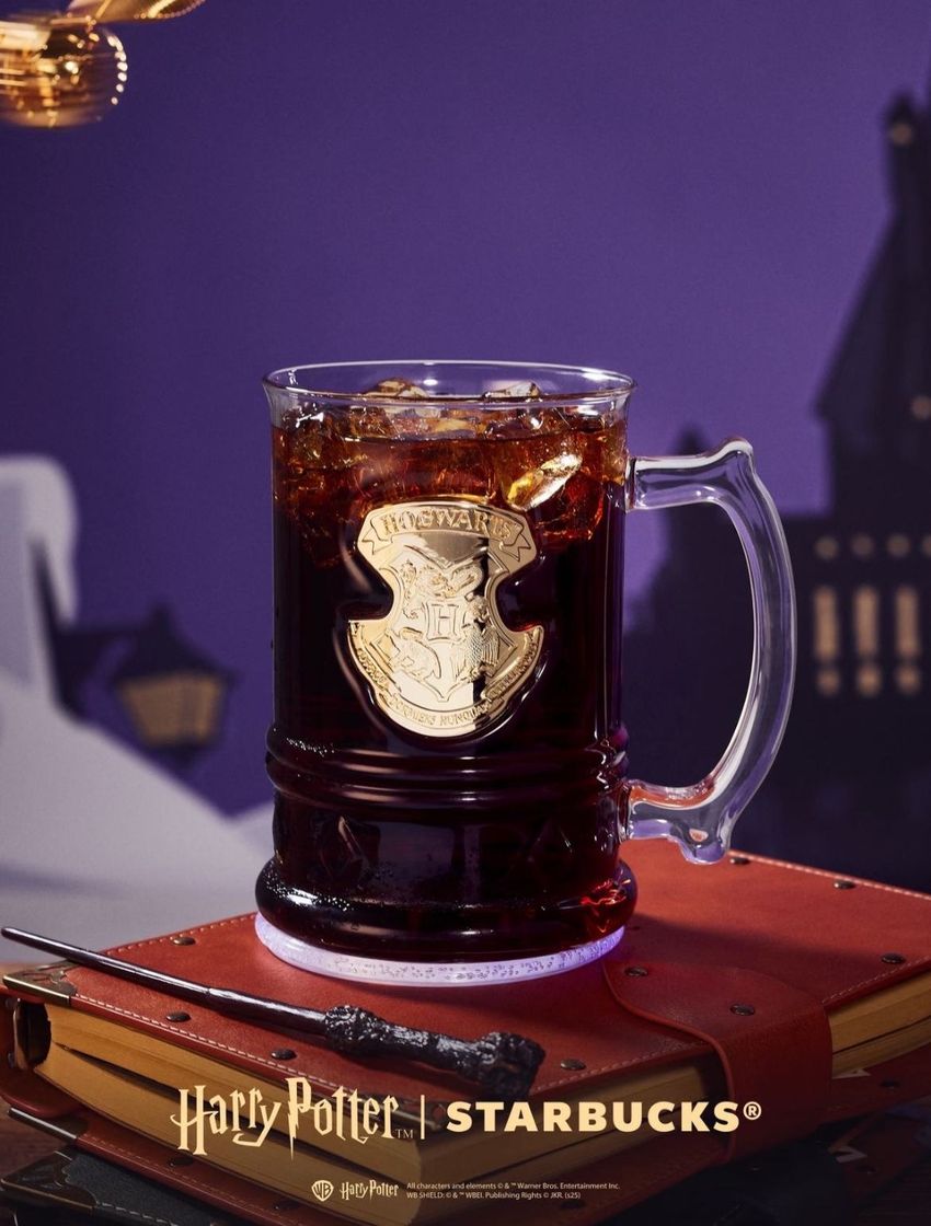 星巴克跟哈利波特聯名了！「四大學院馬克杯、霍格華茲學院玻璃杯、魔法師小熊吊飾」全都太想買！ ｜ POPO筆記, image size:850x1120
